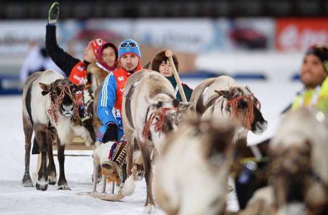 Антон Шипулин (Россия), занявший 2-е место на дистанции спринта среди мужчин на девятом этапе Кубка мира по биатлону сезона 2014/15 в городе Ханты-Мансийске, на церемонии награждения.
