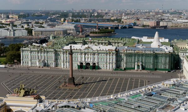 Вид на Дворцовую площадь и Государственный Эрмитаж в Санкт-Петербурге. Архивное фото