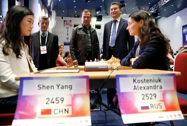 Дмитрий Медведев (в центре на втором плане) во время посещения чемпионата мира по шахматам среди женщин в Сочи