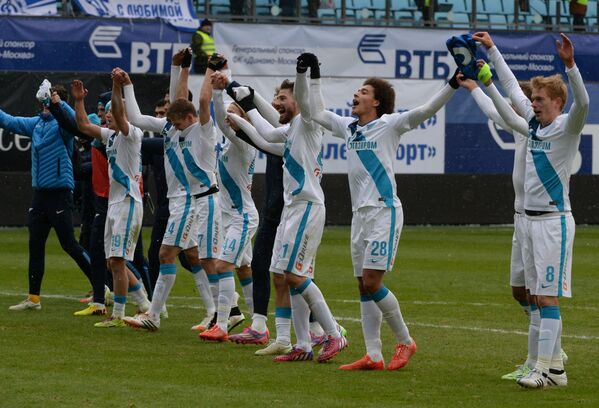 Футболисты Зенита радуются победе над Динамо