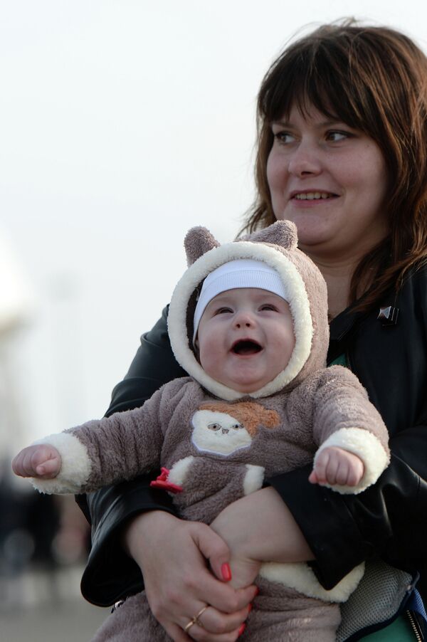 Женщина с ребенком в Олимпийском парке в Сочи