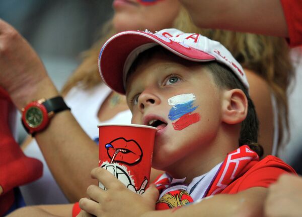 Болельщик сборной России поддерживает команду в матче группового этапа Чемпионата Европы по футболу между сборными командами Польши и России