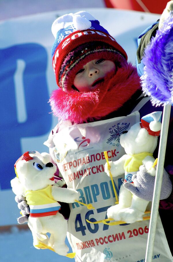 Юный болельщик первого этапа гонки Лыжня России - 2006 в Петропавловске-Камчатском