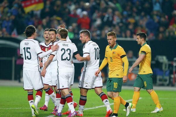 Футболисты сборной Германии празднуют забитый гол в ворота Австралии