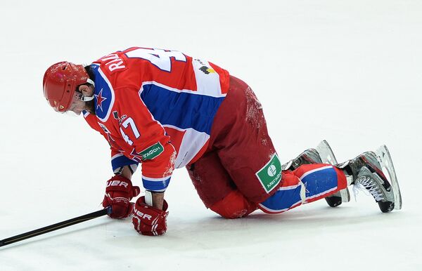 Игрок ЦСКА Александр Радулов, получивший травму в матче 1/2 финала плей-офф Кубка Гагарина