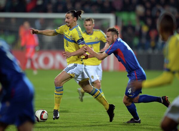 Нападающий сборной Швеции Златан Ибрагимович и защитник сборной Молдавии Виктор Головатенко (слева направо)