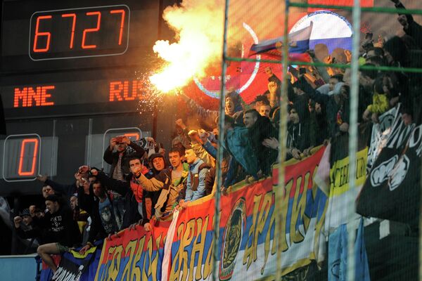 Российские болельщики во время матча с Черногорией