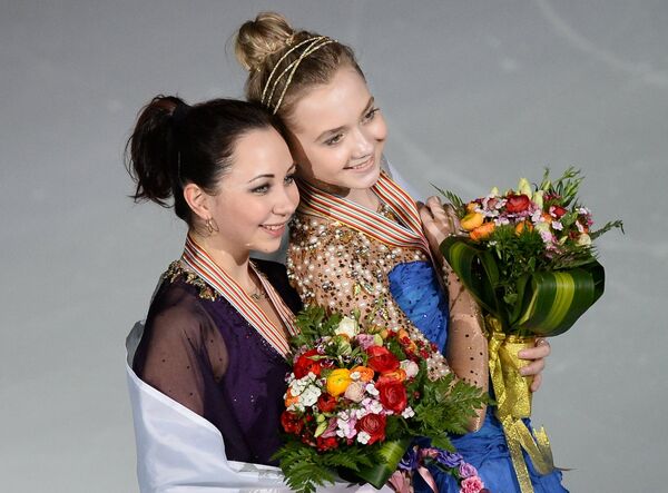 Слева направо: россиянки Елизавета Туктамышева, завоевавшая золотую медаль, и Елена Радионова, завоевавшая бронзовую медаль