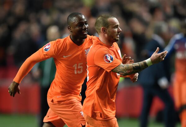 Игроки сборной Нидерландов радуются забитому голу