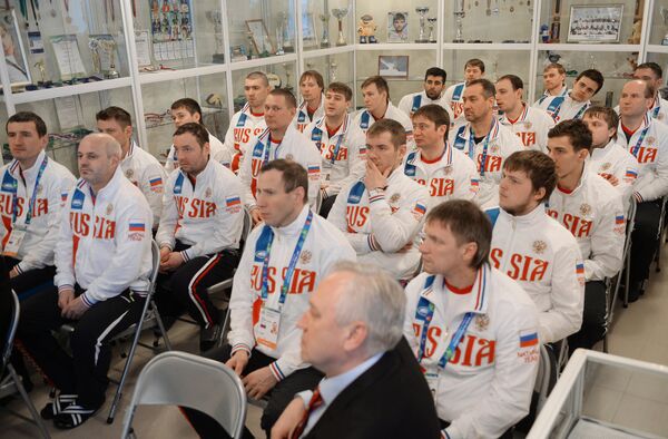 Спортсмены сурдлимпийской сборной команды России по хоккею на встрече с министром спорта РФ Виталием Мутко
