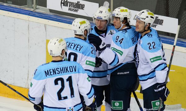 Игроки Сибири радуются забитому голу