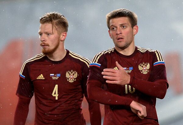 Защитники сборной России Иван Новосельцев (слева) и Руслан Камболов