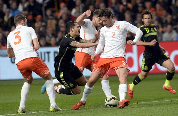 Игровой момент матча Голландия - Испания