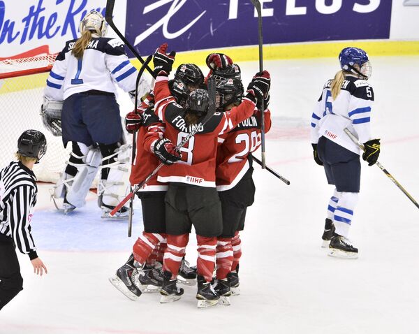 Хоккеистки сборной Канады (в центре)