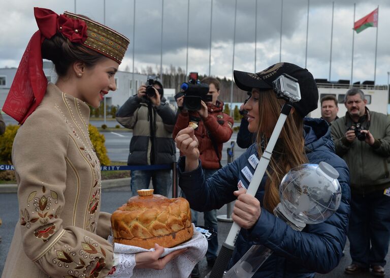 Дарья Домрачева (справа)