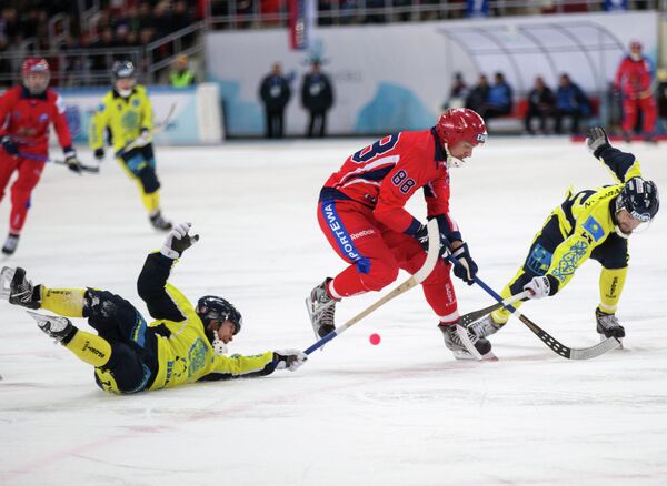 Нападающий сборной России Евгений Иванушкин (в центре) в полуфинальном матче чемпионата мира по хоккею с мячом