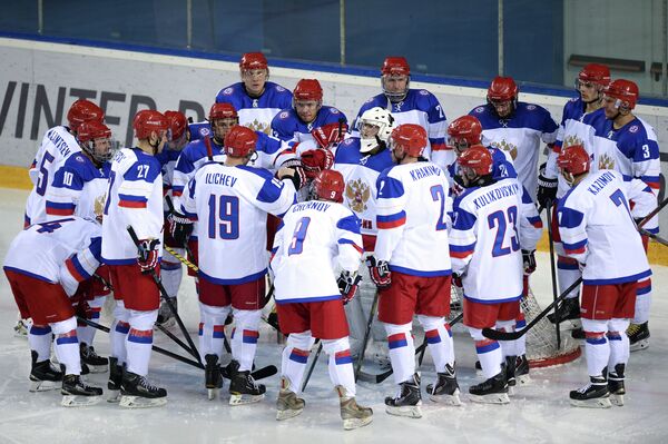 Игроки сборной России по хоккею с шайбой на XVIII Сурдлимпийских зимних играх в Ханты-Мансийске