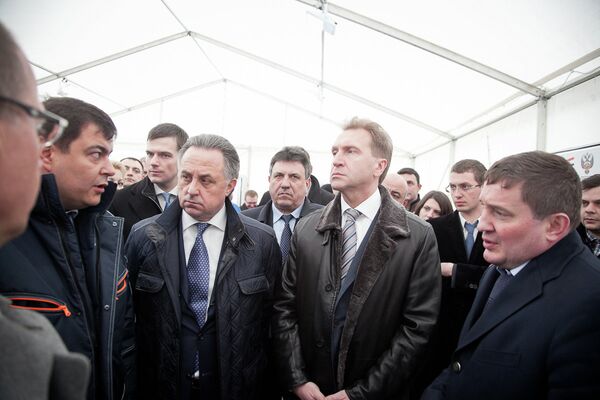 Первый вице-премьер России Игорь Шувалов и министр спорта РФ Виталий Мутко (справа налево в центре)