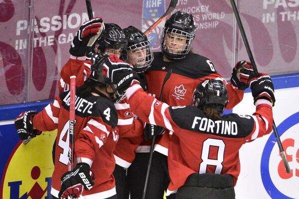 Игроки женской сборной Канады по хоккею