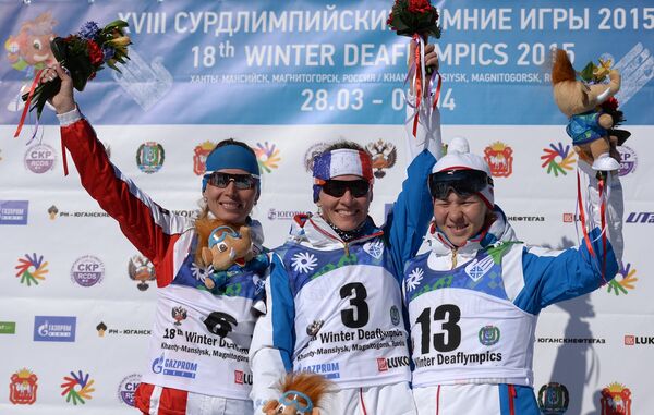 Призеры масс-старта среди женщин на XVIII Сурдлимпийских зимних играх в Ханты-Мансийске во время церемонии награждения