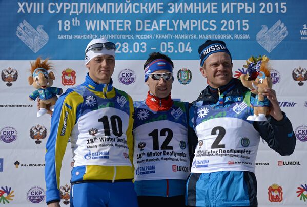 Призеры масс-старта среди мужчин на XVIII Сурдлимпийских зимних играх в Ханты-Мансийске во время церемонии награждения