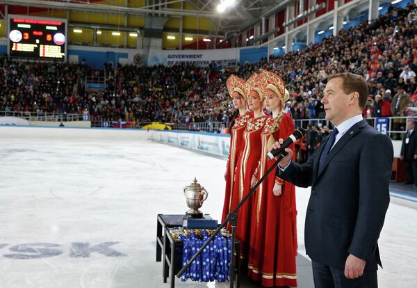 4 апреля 2015. Председатель правительства России Дмитрий Медведев поздравляет сборную России по хоккею с мячом