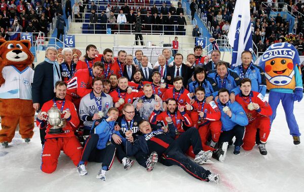 Председатель правительства России Дмитрий Медведев (в центре) фотографируется с игроками сборной России по хоккею с мячом