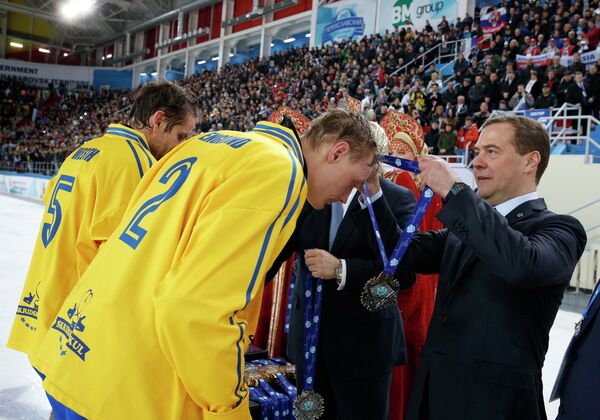 Председатель правительства России Дмитрий Медведев (справа) вручает серебряные медали бендистам сборной Швеции