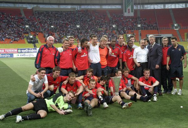 Команда ЦСКА, завоевавшая Кубок УЕФА, на стадионе в Лужниках
