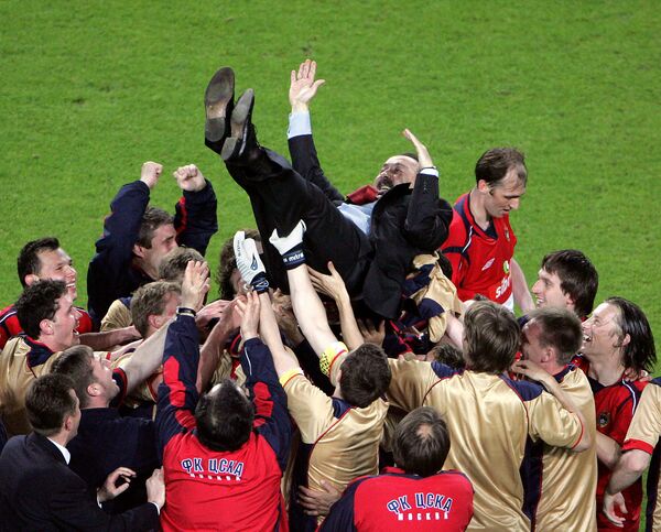 Футболисты ЦСКА качают главного тренера клуба Валерия Газзаева после триумфа в Кубке УЕФА-2005