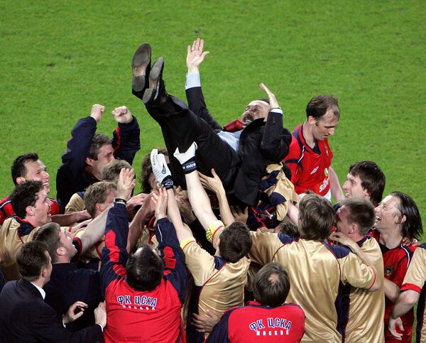 Футболисты ЦСКА качают главного тренера клуба Валерия Газзаева после триумфа в Кубке УЕФА-2005