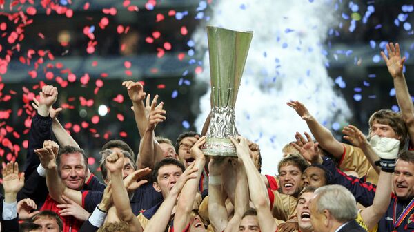 Футболисты ЦСКА поднимают над головой трофей за победу в Кубке УЕФА-2005