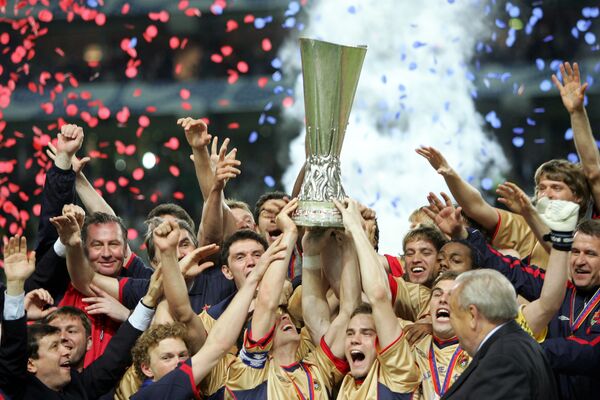 Футболисты ЦСКА поднимают над головой трофей за победу в Кубке УЕФА-2005