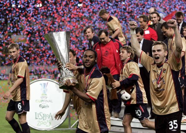 Форварда ПФК ЦСКА Вагнер Лав с трофеем за победу в Кубке УЕФА-2005