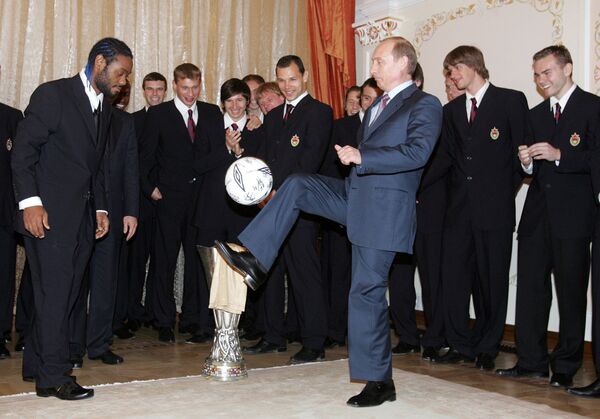 Президент РФ Владимир Путин жонглирует футбольным мячом во время встречи с ПФК ЦСКА по случаю победы клуба в Кубке УЕФА-2005