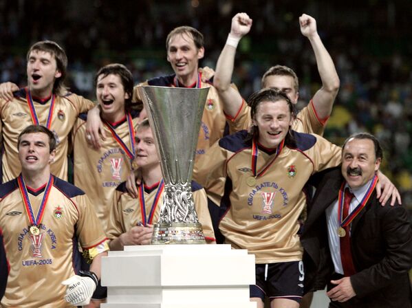 Футболисты ЦСКА вместе с главным тренером клуба Валерием Газзаевыым (крайний справа) радуются победе в Кубке УЕФА-2005