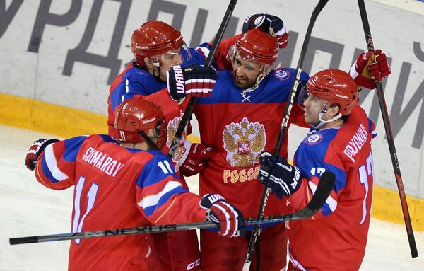 Игроки сборной России по хоккею радуются забитой шайбе