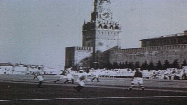 Видео матча ФК Спартак на Красной площади в 1936 году на ковре длиной 120 метров