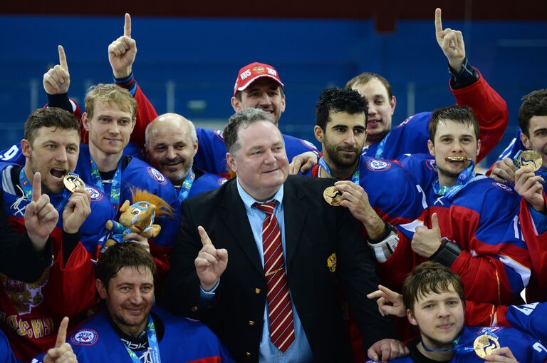 Игроки и главный тренер сборной России по хоккею на Сурдлимпиаде Андрей Василевский (в центре) Игроки и главный тренер сборной России по хоккею на Сурдлимпиаде Андрей Василевский (в центре)