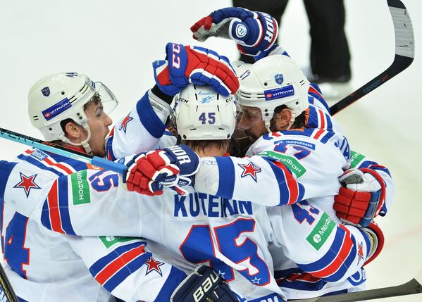 Хоккеисты СКА Николай Белов, Андрей Кутейкин и Илья Ковальчук (слева направо) радуются заброшенной шайбе