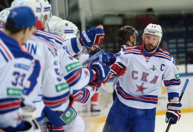 Хоккеисты СКА вместе с Ильей Ковальчуком (крайний справа) радуются заброшенной шайбе