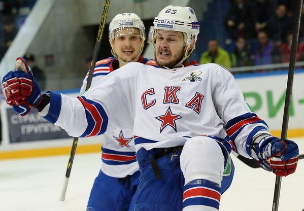 Хоккеисты СКА Вадим Шипачёв (слева) и Евгений Дадонов радуются заброшенной шайбе
