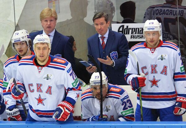 Главный тренер СКА Вячеслав Быков (второй справа)