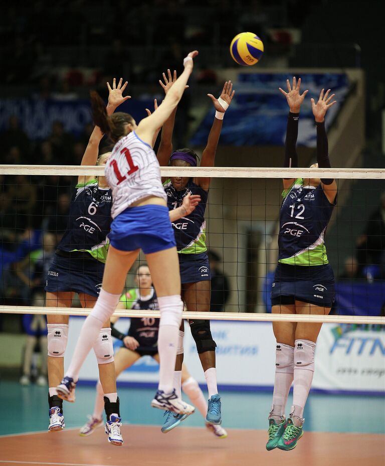 Доигровщица краснодарского Динамо Татьяна Кошелева (на первом плане) в финальном матче Кубке ЕКВ Доигровщица краснодарского Динамо Татьяна Кошелева (на первом плане) в финальном матче Кубке ЕКВ