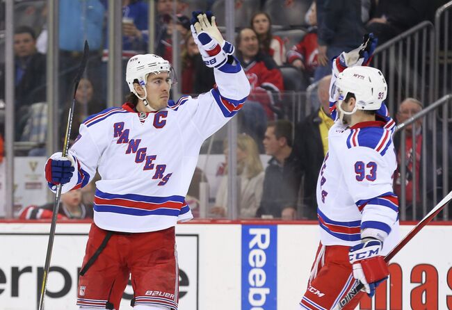 Хоккеисты Нью-Йорк Рейнджерс радуются заброшенной шайбе