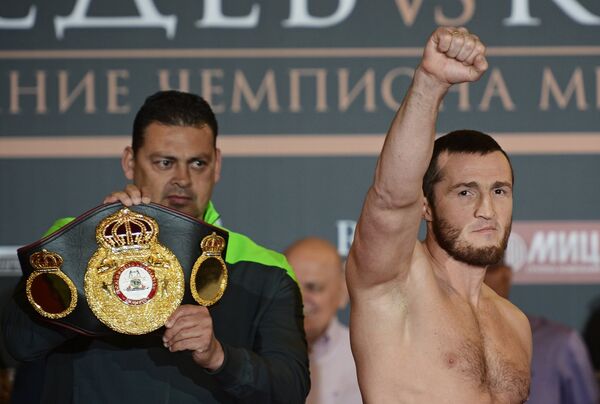 Российский боксер Денис Лебедев (справа)