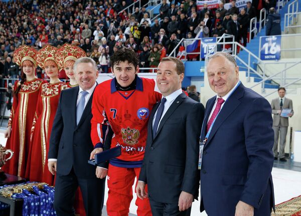 Руководитель Международной федерации бенди (FIB) и Федерации хоккея с мячом России (ФХМР) Борис Скрынник (крайний справа)