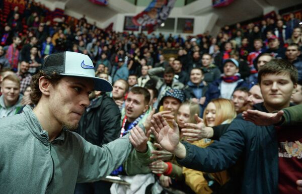 Защитник ЦСКА Никита Зайцев (слева) благодарит болельщиков за поддержку