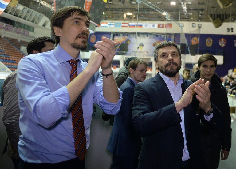 Тренеры ЦСКА Игорь Никитин и Дмитрий Квартальнов (справа) благодарят болельщиков Тренеры ЦСКА Игорь Никитин и Дмитрий Квартальнов (справа) благодарят болельщиков