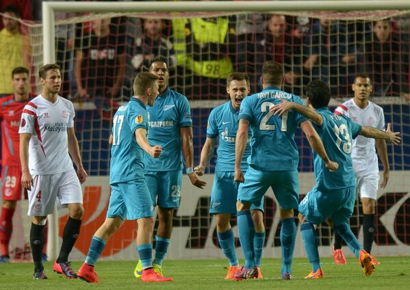 Футболисты Зенита радуются голу в ворота Севильи